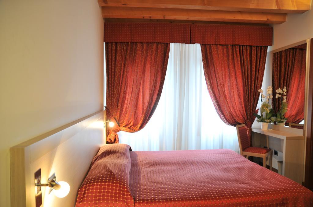 Hotel 5 Colonne Мирано Экстерьер фото